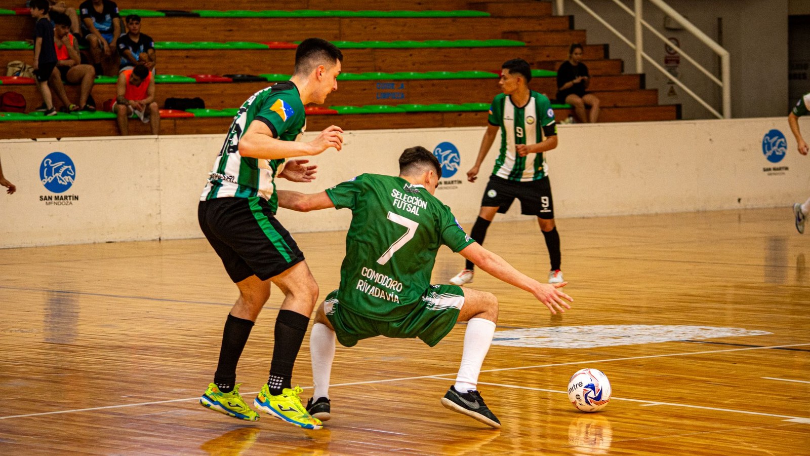Jogadores da AAPF comemoram gol na virada sobre a ACF pelo Gauchão Série C