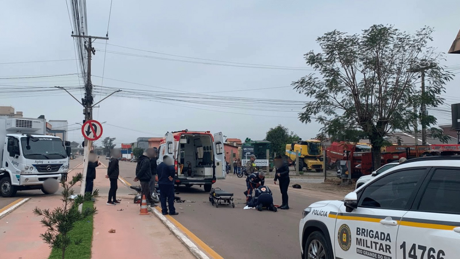 Acidente entre caminhão e moto bloqueia trânsito em Camaquã