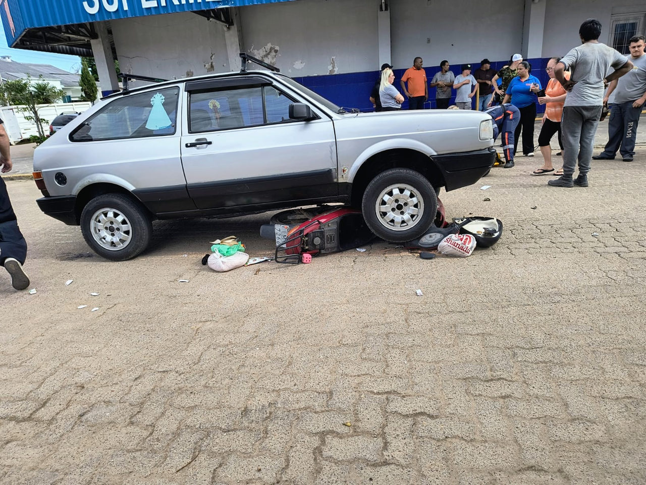Acidente entre carro e moto mobiliza socorro no bairro Jardim em Camaquã