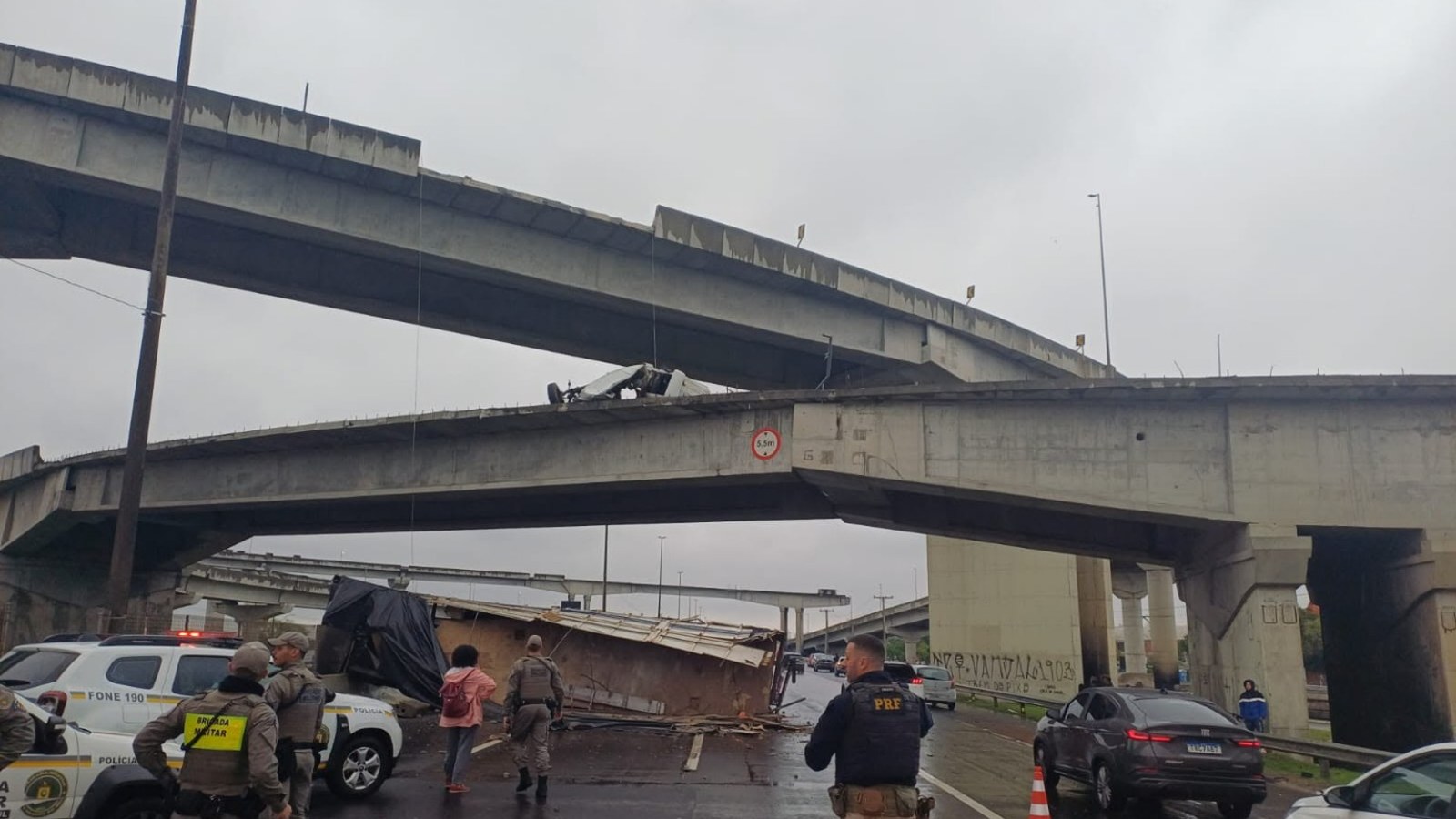 Trecho da BR-290 na Ponte Nova do Guaíba, isolado pela PRF após o acidente