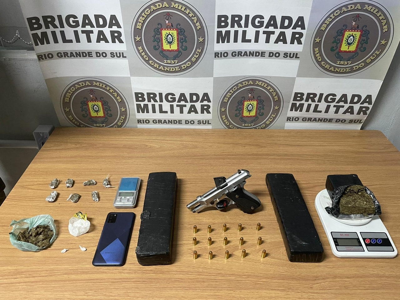 Adolescente é apreendido com pistola, munições e quase 2 kg de drogas em Camaquã
