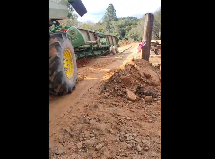 Alerta em Dom Feliciano: ponte do Atolador está bloqueada por máquina agrícola