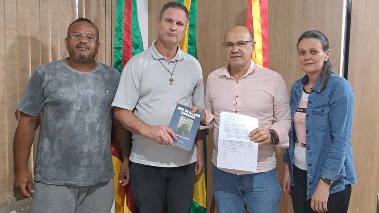 Amaral Ferrador recebe livro sobre a história do patrono da cidade