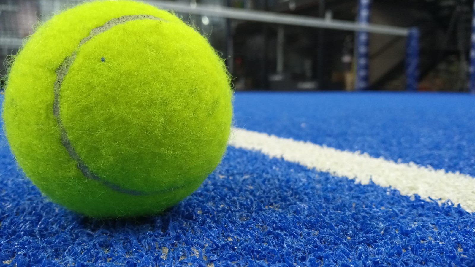 Jogadores de padel em quadra fechada por vidro disputam partida em Camaquã