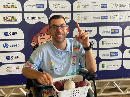 Anderson Gama, da APAE Camaquã, celebra a vitória na Bocha Paralímpica contra a Bahia, nas Olimpíadas Especiais em Brasília
