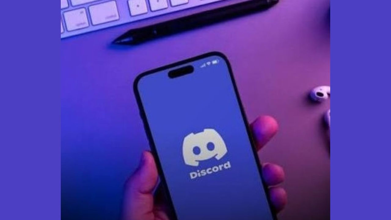 Adolescente usa celular em casa; app de chat e jogos teve lives suspensas no Brasil pela ANPD