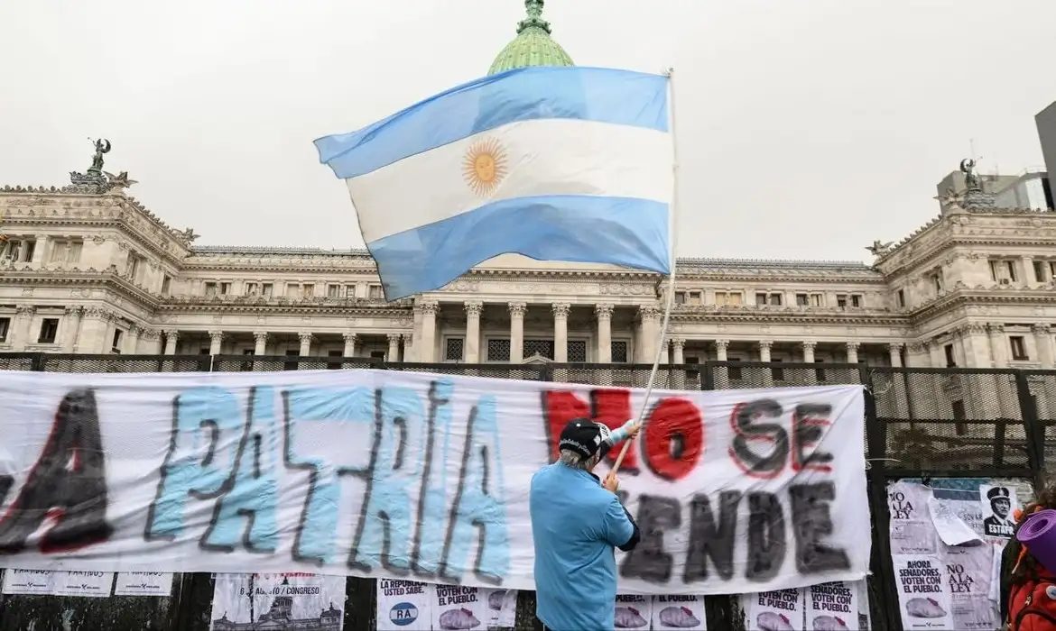 Governo Milei publica decreto que pode demitir até 21 mil servidores públicos na Argentina