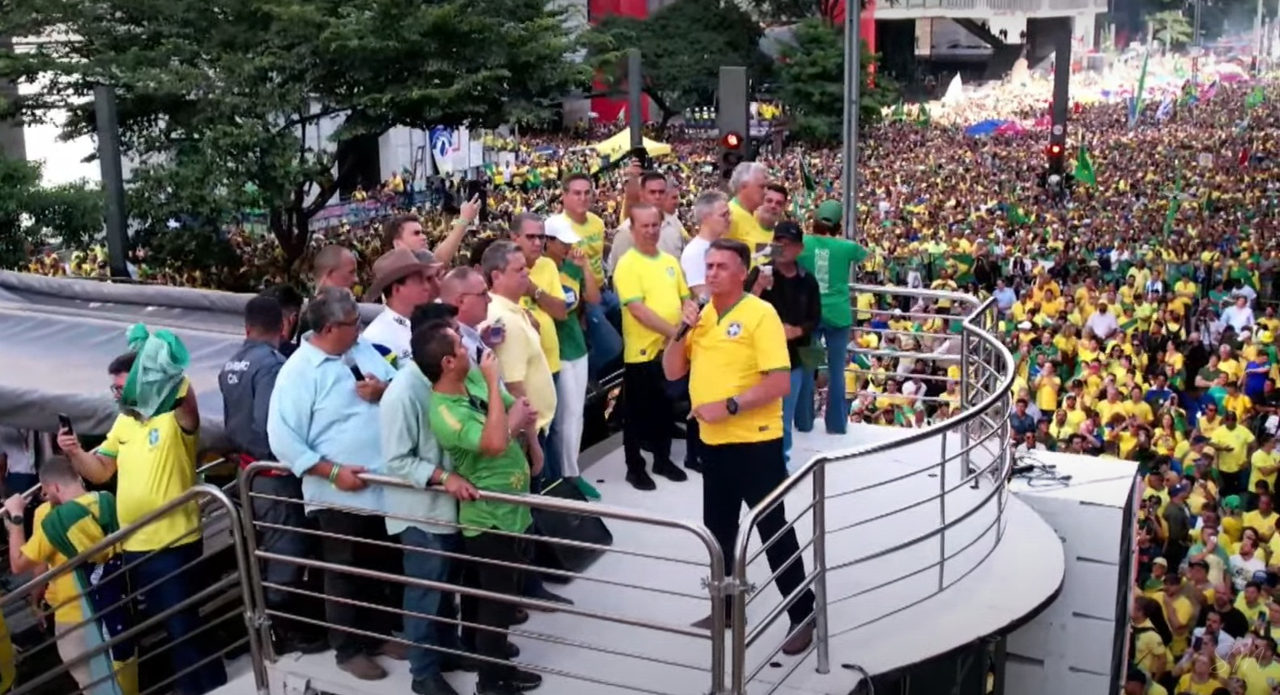 Ato a favor de Bolsonaro reúne milhares de apoiadores na Avenida Paulista
