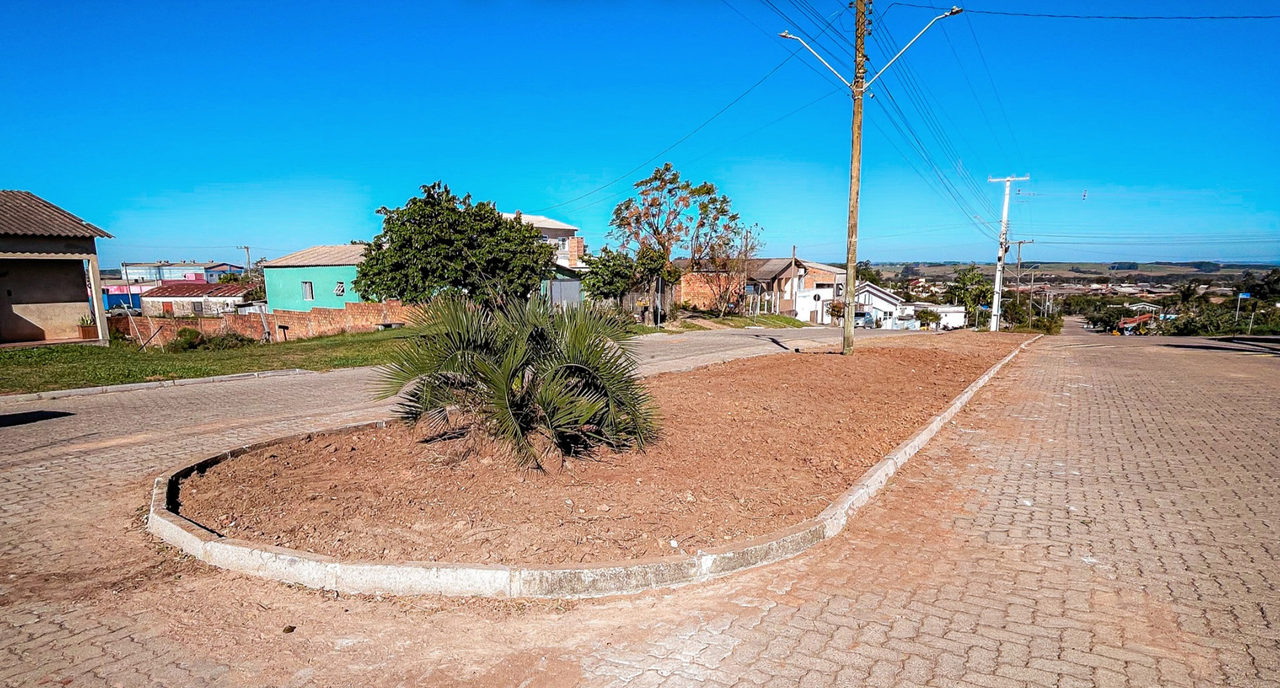 Avenida Passo do Mendonça recebe limpeza e reorganização após pavimentação em Cristal