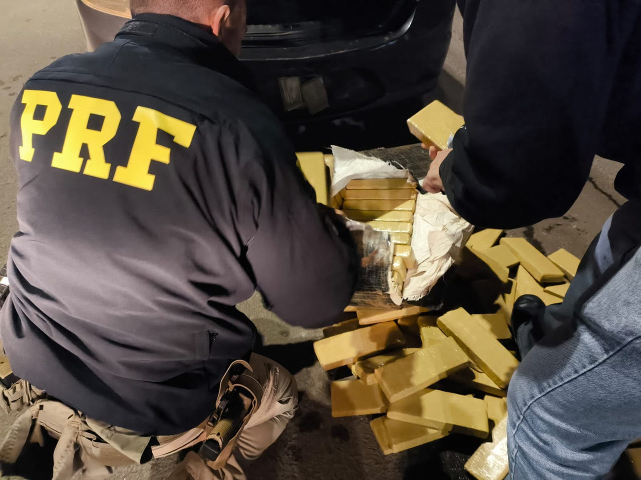 Ação conjunta da PRF e Polícia Civil apreende mais de 100 quilos de maconha na BR-158