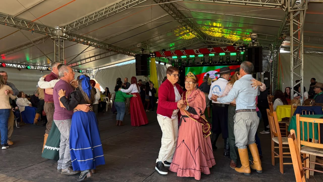 Bailinho da Melhor Idade anima 1º Acampamento Farroupilha de Camaquã