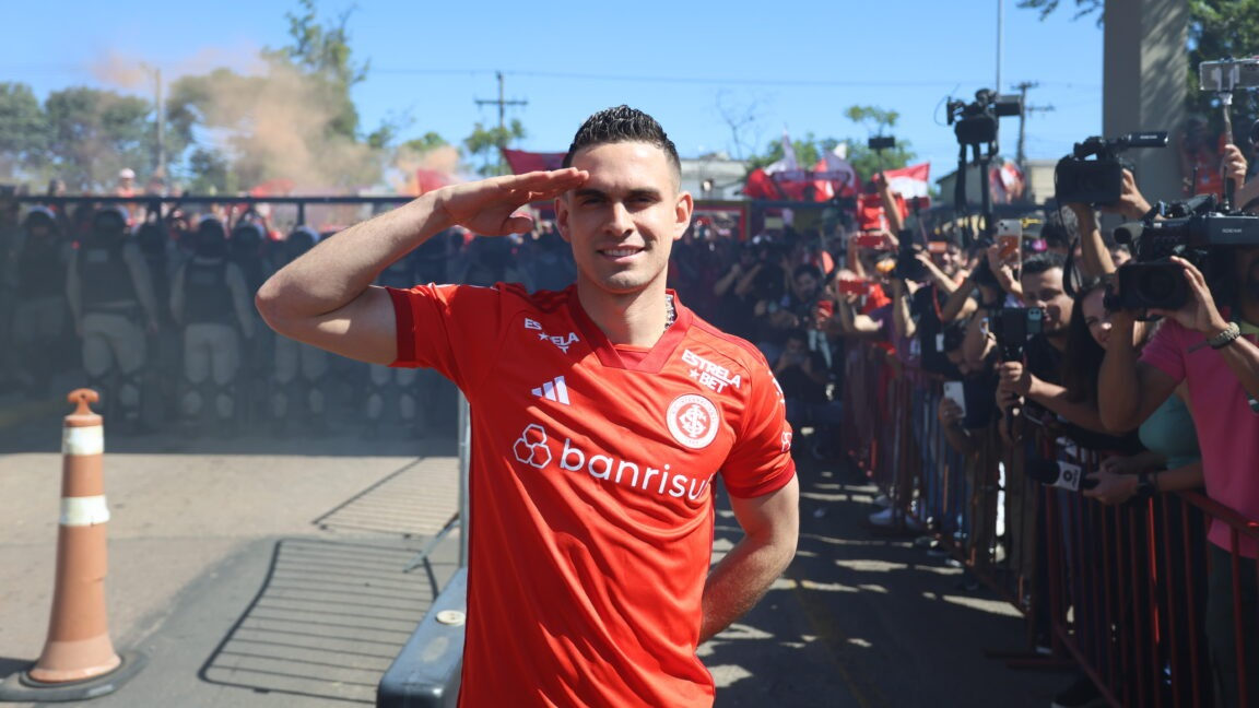 Borré desembarca com festa da torcida no Salgado Filho