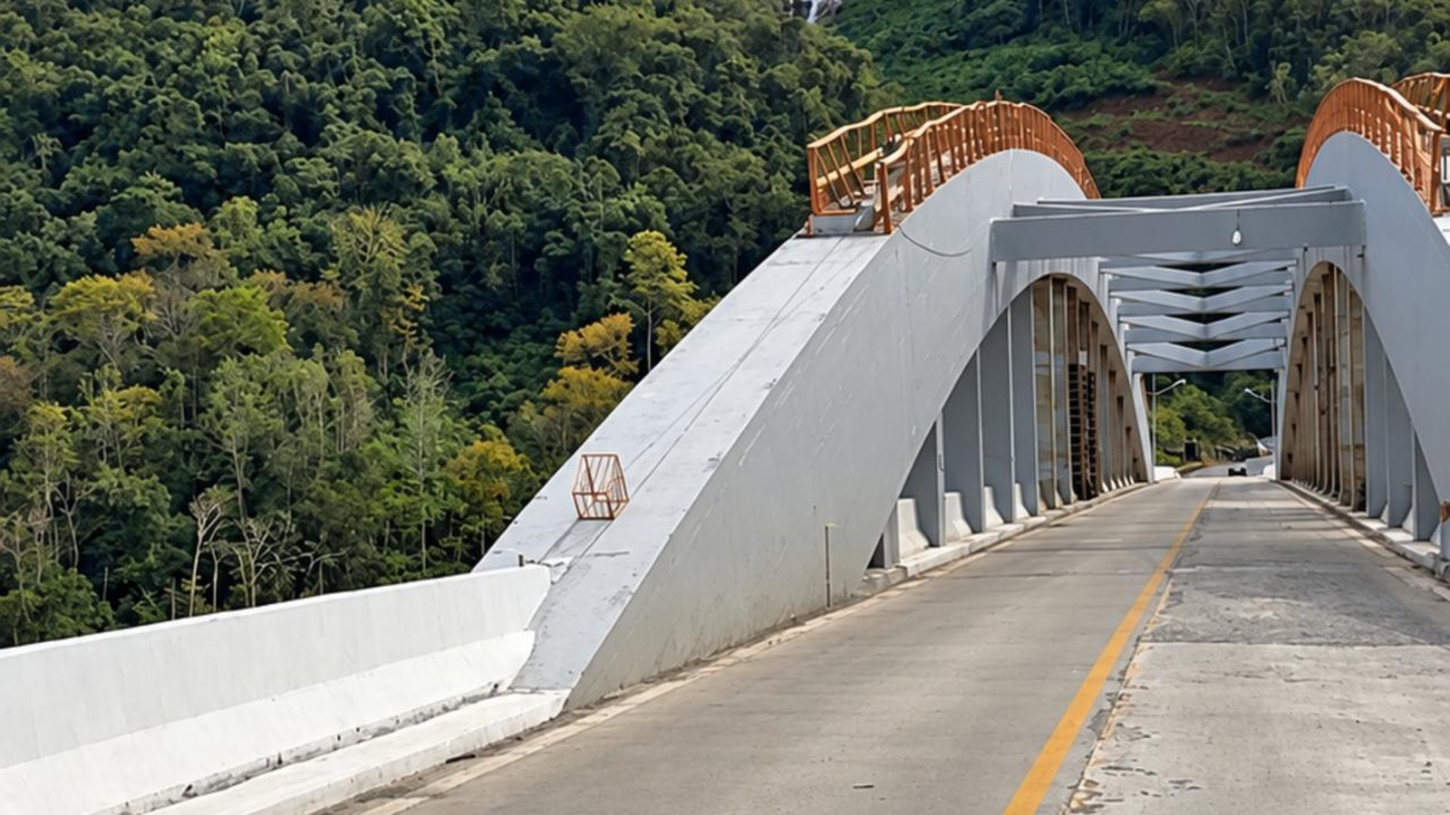 Trecho da BR-470 na Serra das Antas, com sinalização de obra e bloqueio da pista pelo DNIT.