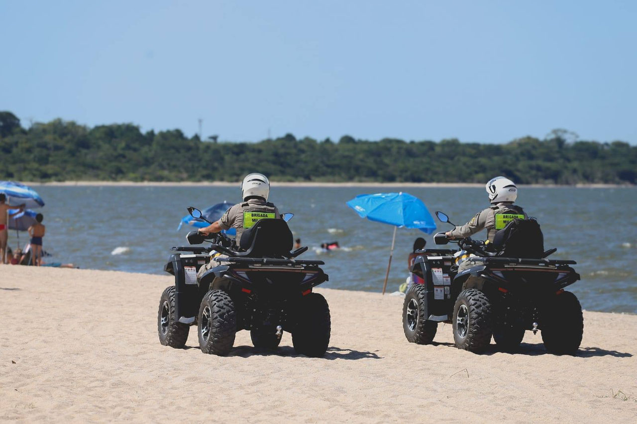 Brigada Militar reforça segurança na Praia do Laranjal com apoio do 5º Choque