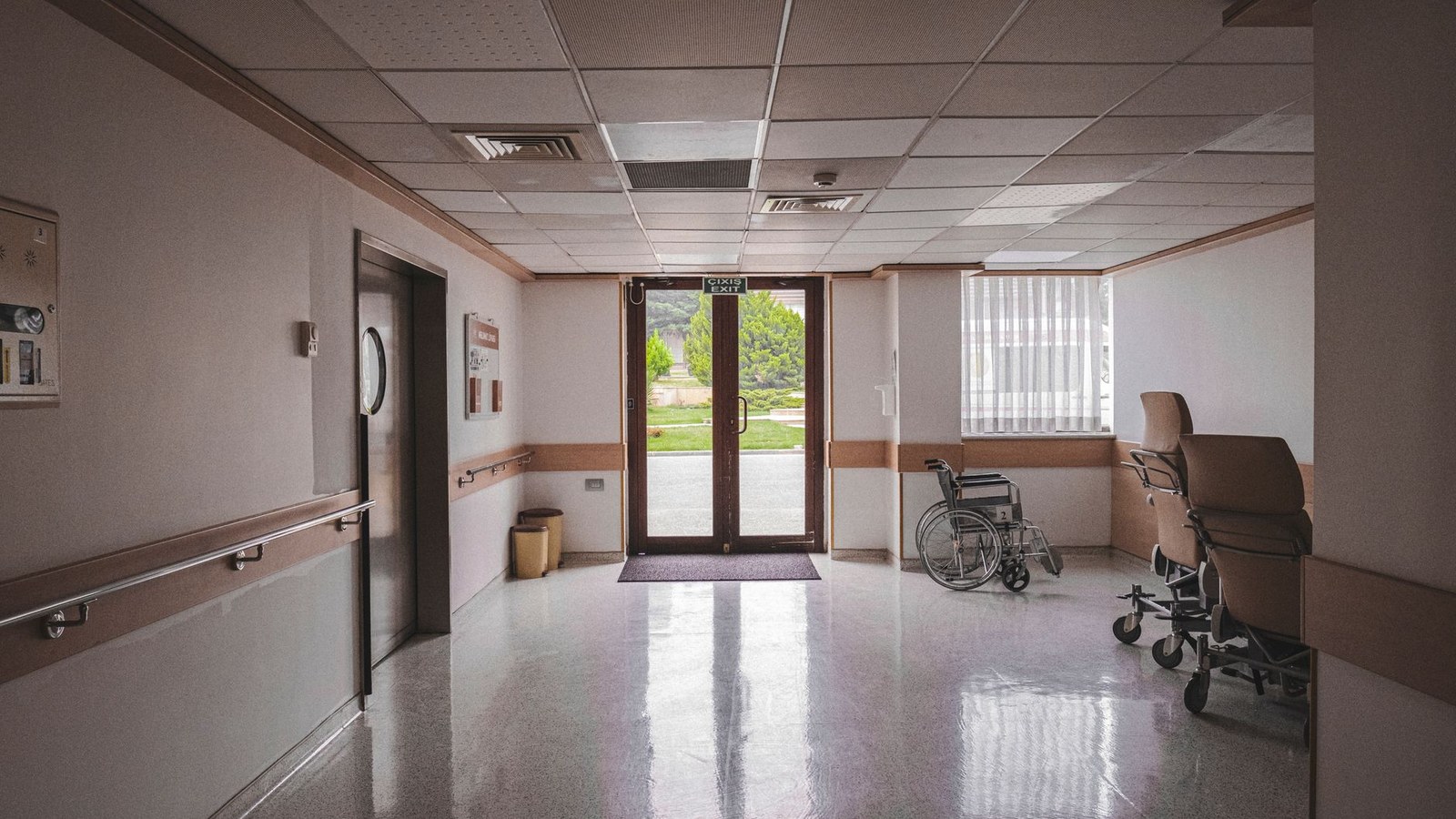 Entrada do Posto de Saúde Washington Brose, em Camaquã, com buracos que dificultam o acesso de pacientes.