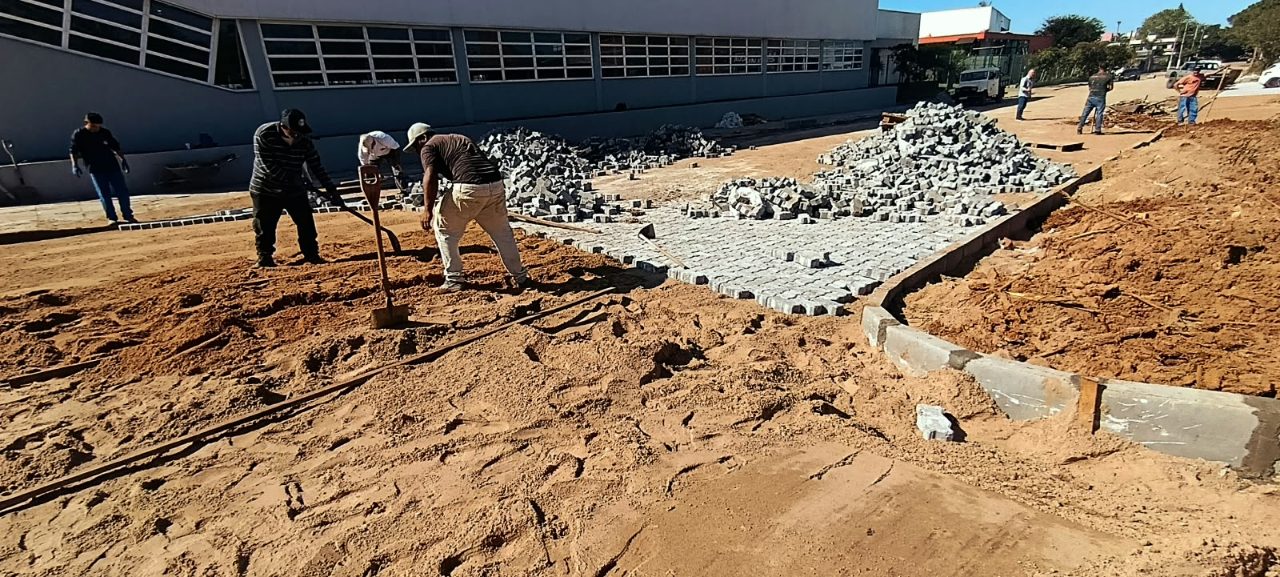 Obras de calçamento avançam na Rua Nilda de Souza Azambuja, no bairro Olaria, em Camaquã.