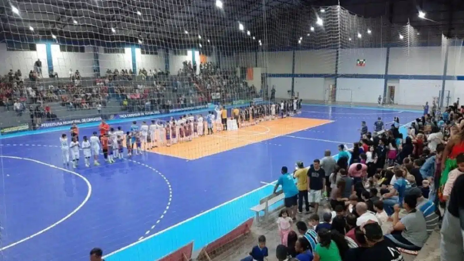 Quadra do Ginásio Municipal de Esportes de Camaquã, palco das cinco finais da Taça de Futsal.