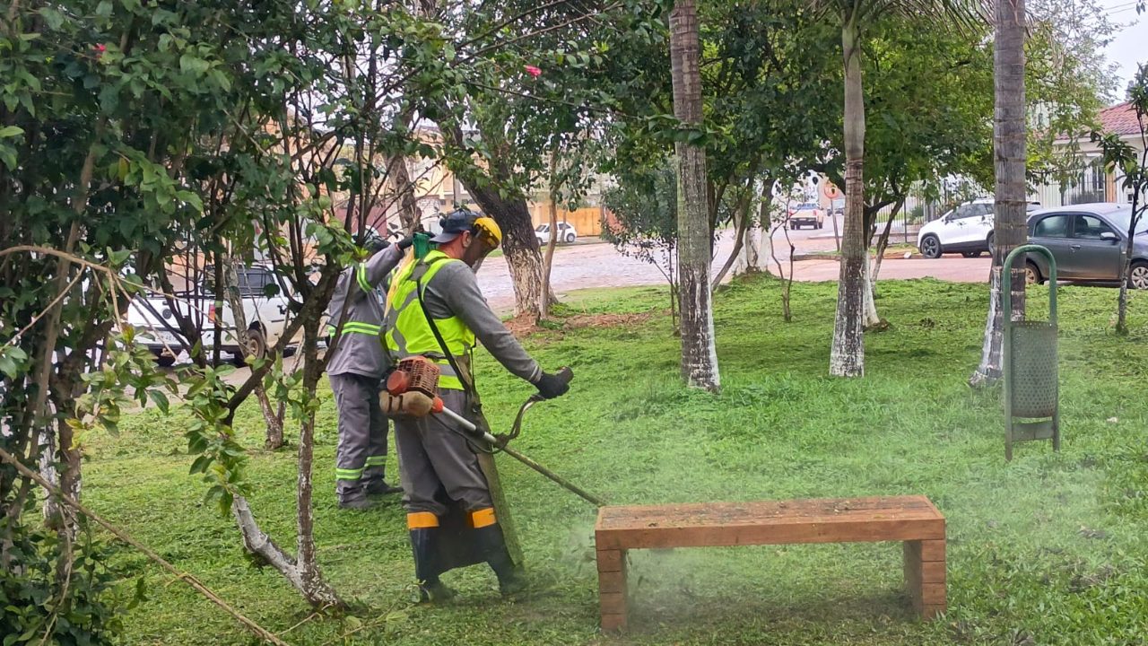 Camaquã faz limpeza e jardinagem em praças do Centro e do bairro São José