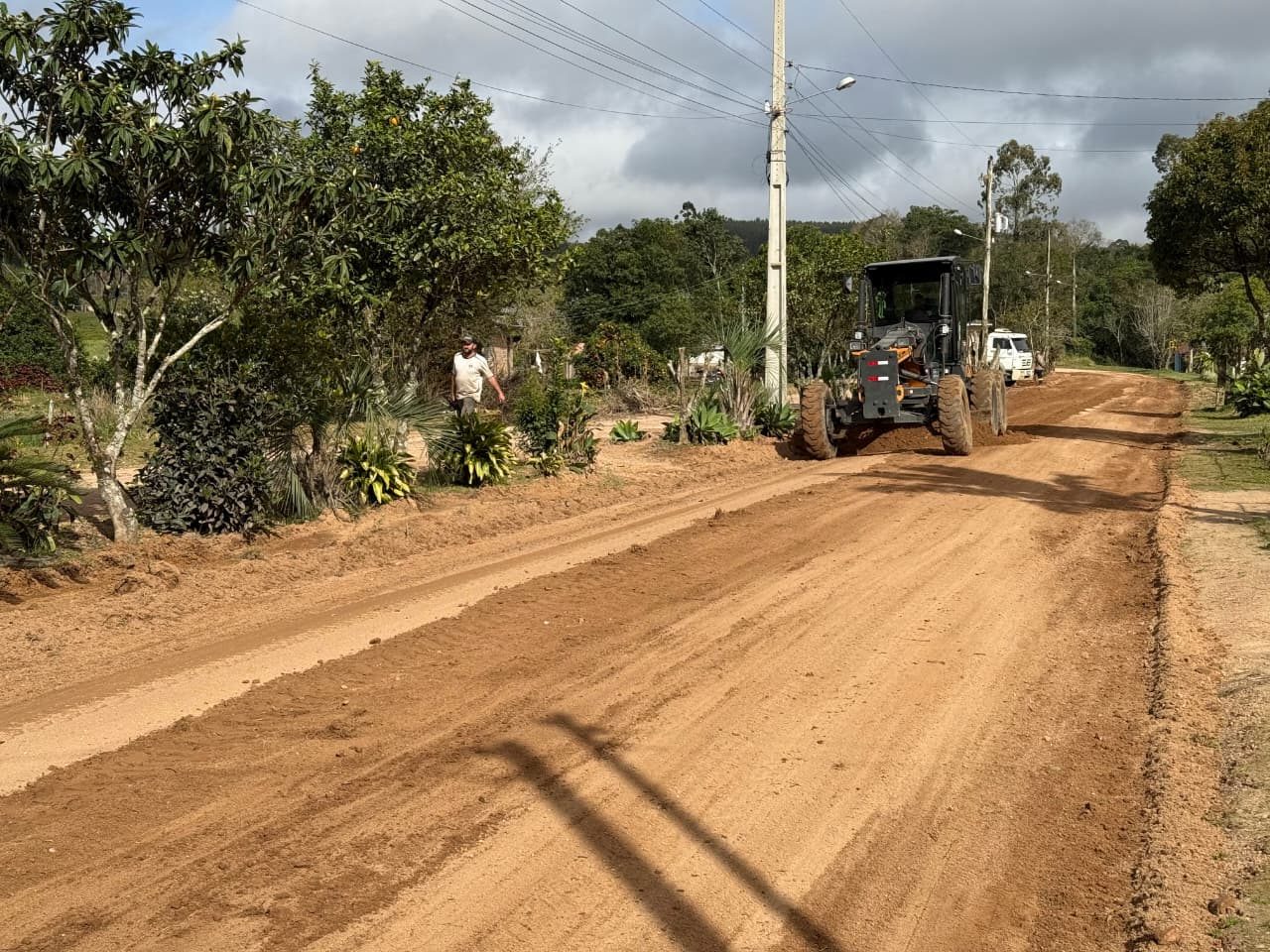 Equipes da Infraestrutura Urbana atuam na Vila do Bonito, no interior de Camaquã. Foto: Prefeitura de Camaquã - divulgação