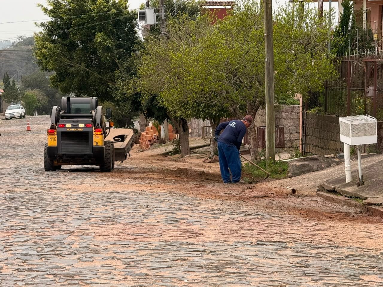 Camaquã faz mutirão de limpeza e manutenção na Rua Colômbia