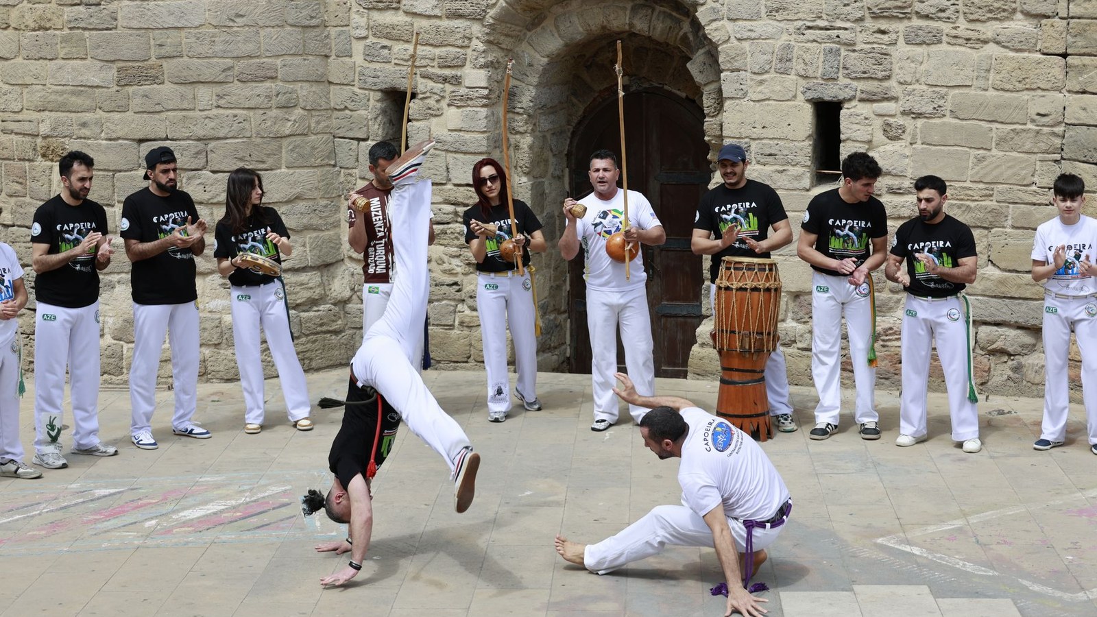 Crianças praticam capoeira em roda, no prédio da Ação Social, em Camaquã