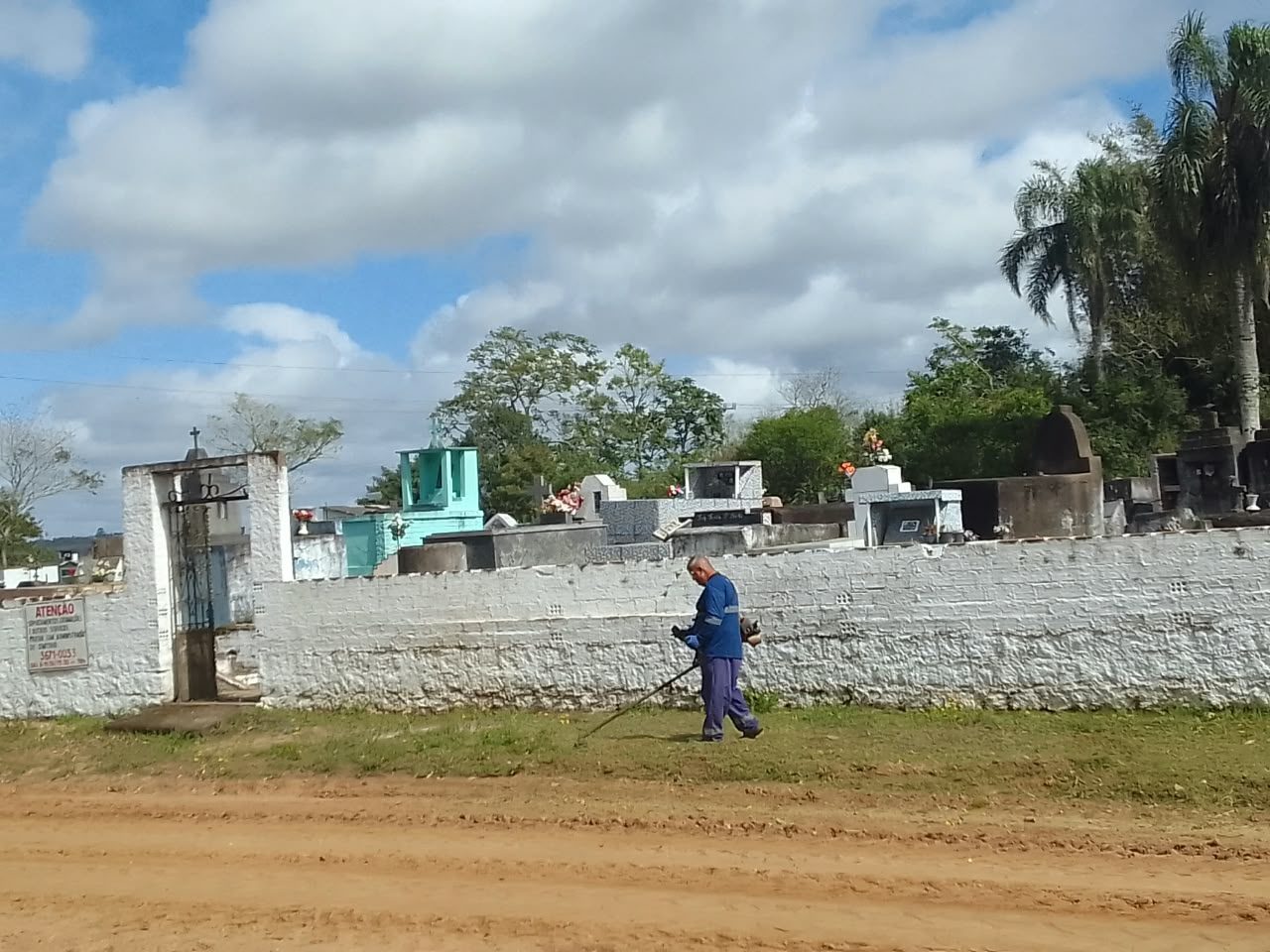 Camaquã intensifica limpeza e manutenção dos cemitérios para a semana de finados