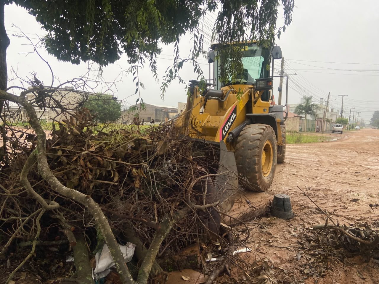 Equipe da Infraestrutura Urbana durante o recolhimento de galhos e entulhos no bairro Olaria, em Camaquã.
