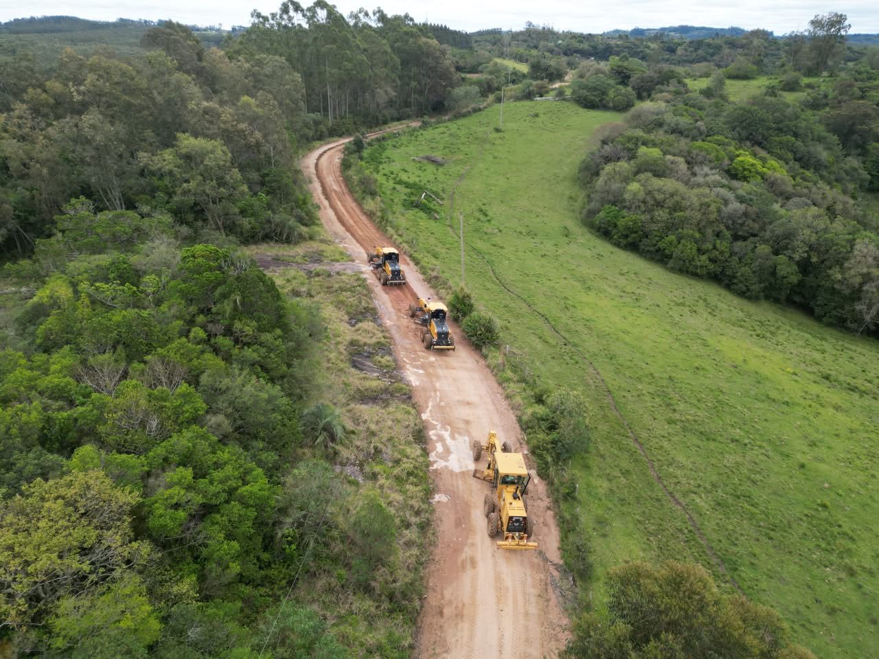 Equipes da Infraestrutura Rural realizam serviços nas estradas do interior de Camaquã.