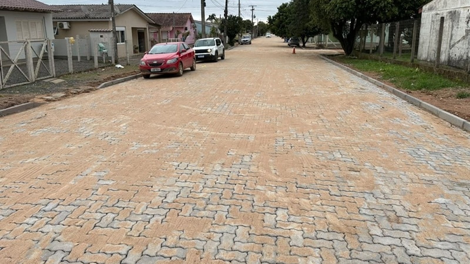 Obra de calçamento em rua de bairro residencial, parte do investimento de R$ 480 mil em Camaquã.