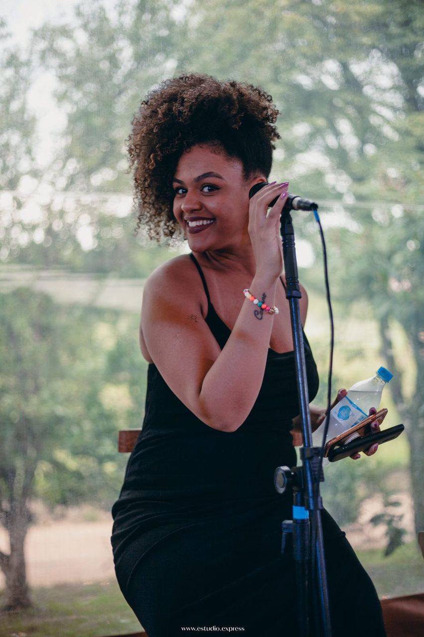 Camila Rodrigues canta sucessos da MPB
