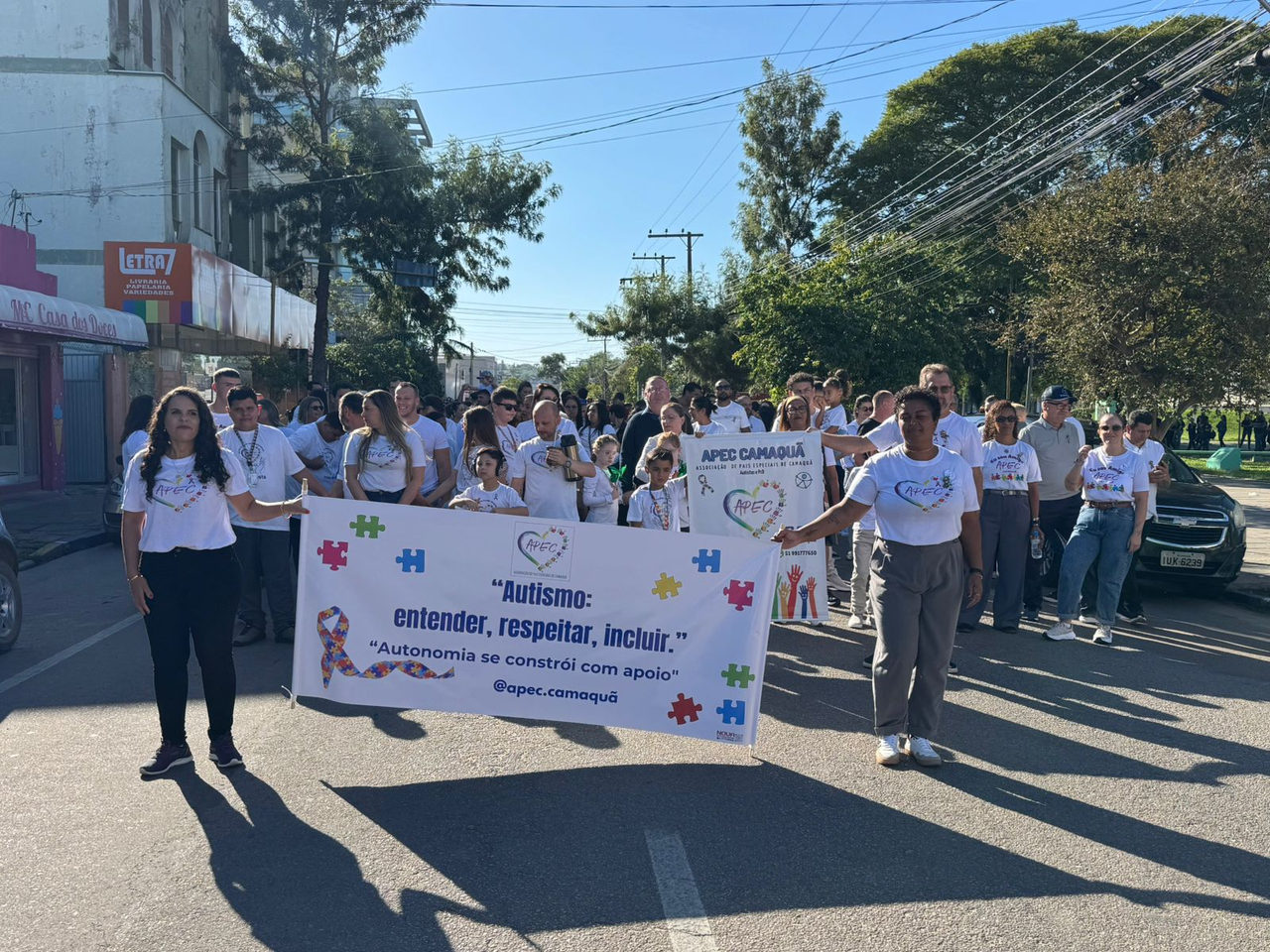Caminhada de conscientização ao autismo reúne mil pessoas em mobilização histórica em Camaquã