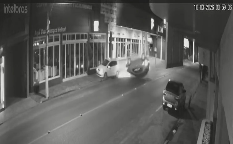 Carro capota em pleno Centro de Camaquã após atingir veículo estacionado