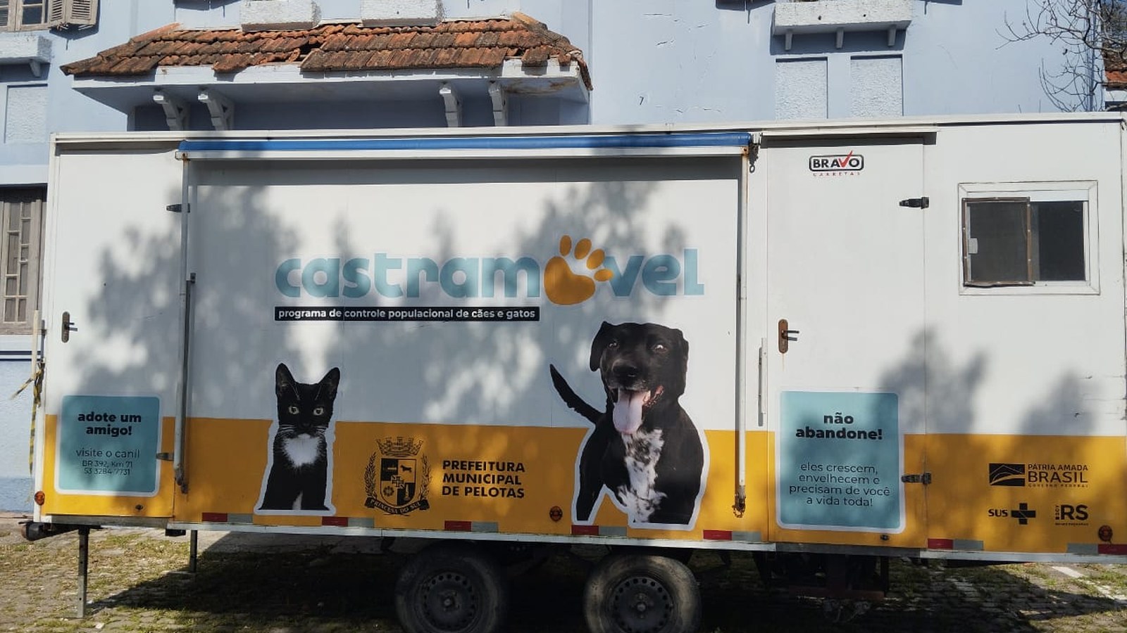 Castramóvel atende cães e gatos de famílias do CadÚnico no bairro Getúlio Vargas, em Pelotas