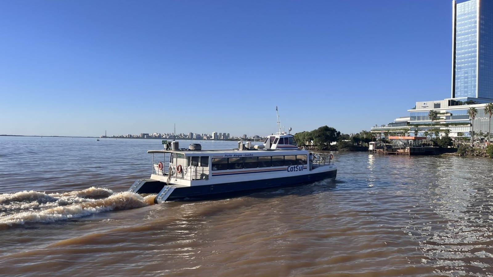 Catamarã atracado no cais de Porto Alegre durante travessia para Guaíba