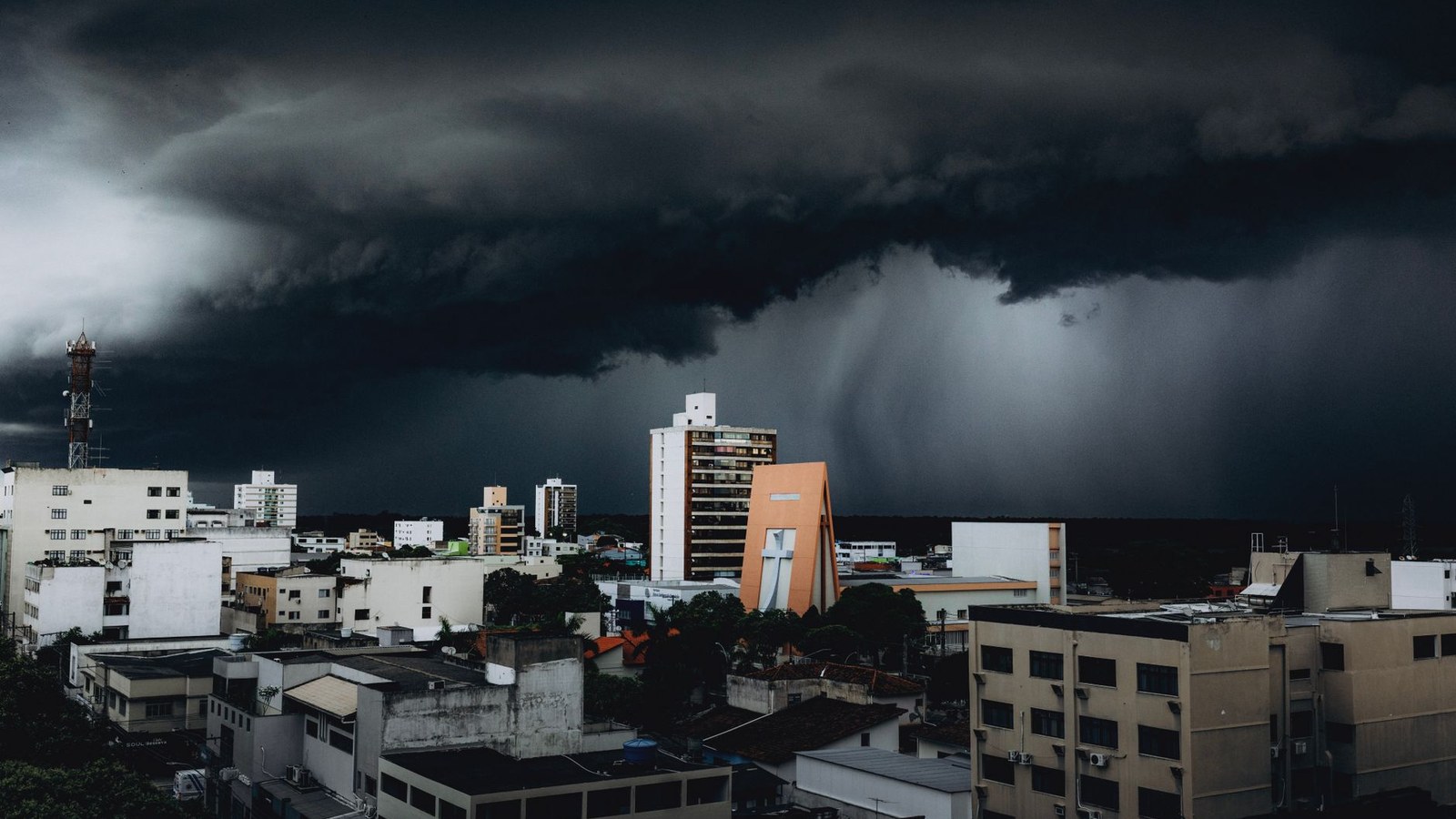 Nuvens carregadas trazem chuva forte e risco de temporais ao Sul do RS nesta sexta-feira (28).