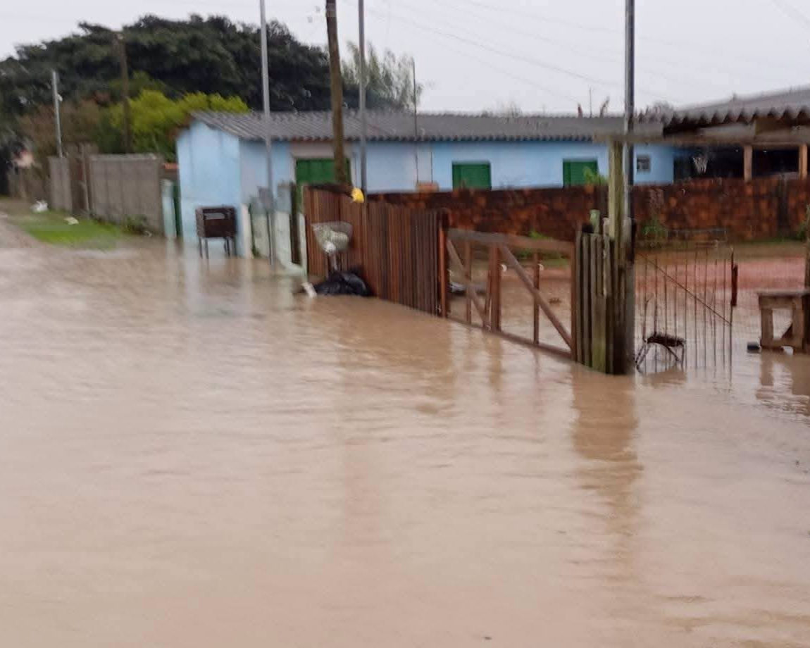 Chuva de mais de 150 milímetros alaga ruas e mobiliza moradores em Tapes