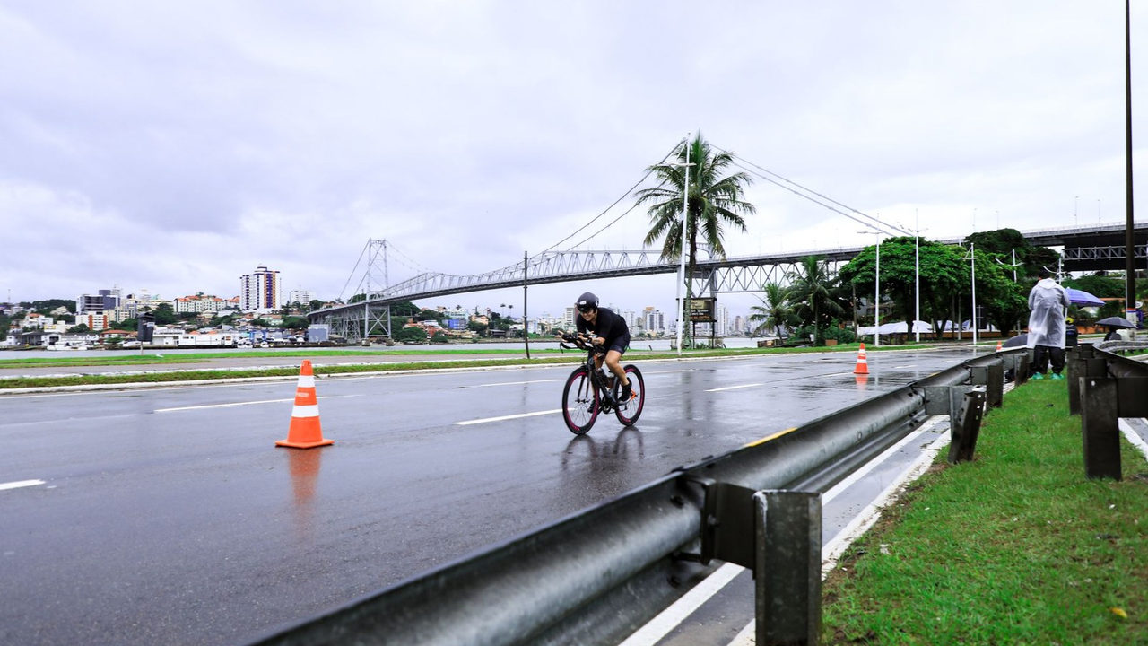 Céu fechado e chuva sobre rua urbana do Sul do Rio Grande do Sul nesta quarta-feira (12).