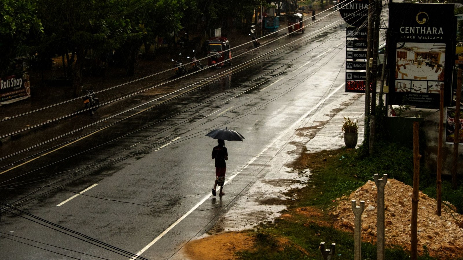 Céu carregado sobre rua urbana no Sul do RS durante semana de chuva frequente.