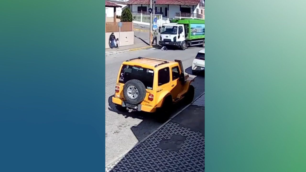 Câmera registrou acidente entre ciclista e caminhão de lixo em São José do Norte