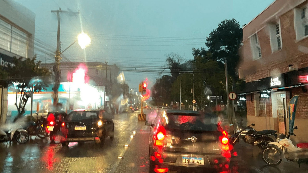 Ciclone leva ventos fortes e queda de temperatura à Costa Doce