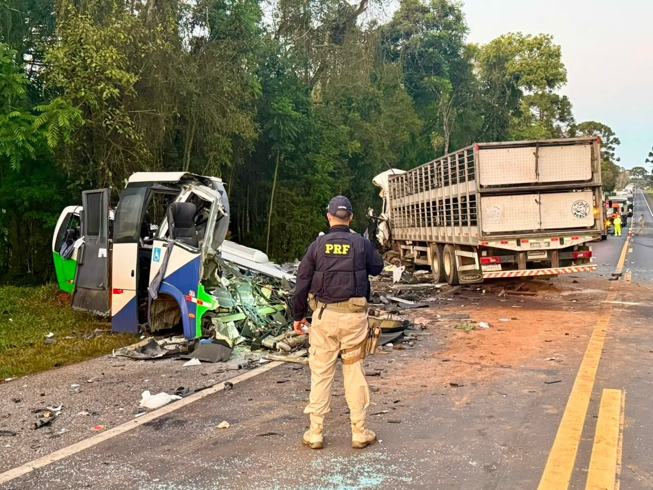 Colisão frontal entre ônibus e caminhão deixa 23 mortos na BR-373, no Paraná