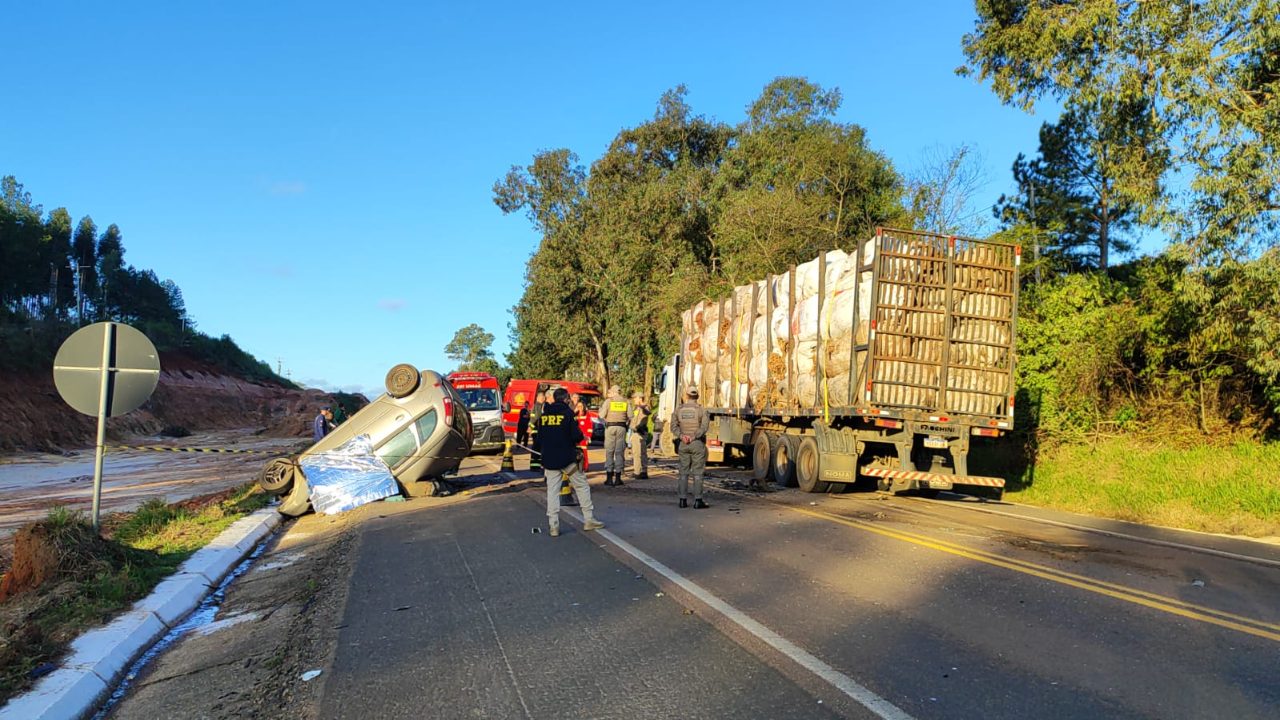Colisão frontal entre carro e carreta no km 182 da BR-290, em Minas do Leão. Foto: Policia Rodoviária Federal / Reprodução