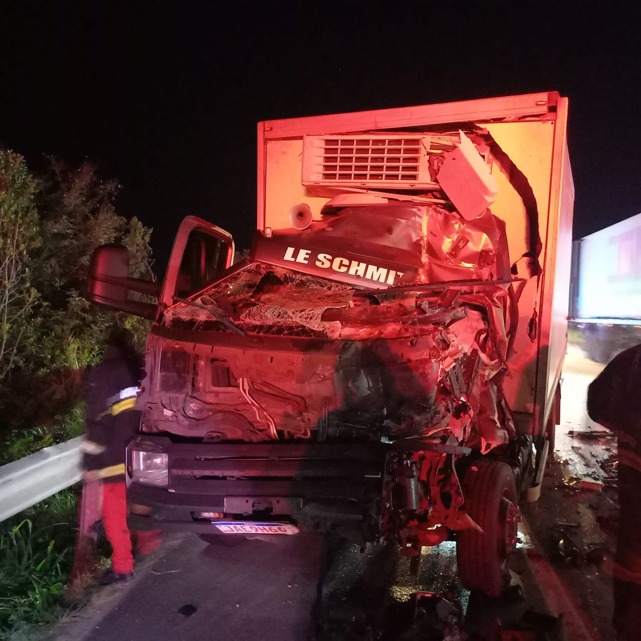 Colisão traseira entre caminhão e veículo deixa um morto na BR-116, em Tapes