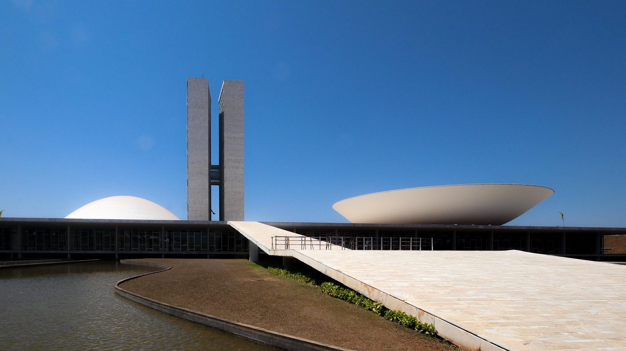 Congresso analisa fim da escala 6x1 e taxa das blusinhas nesta semana