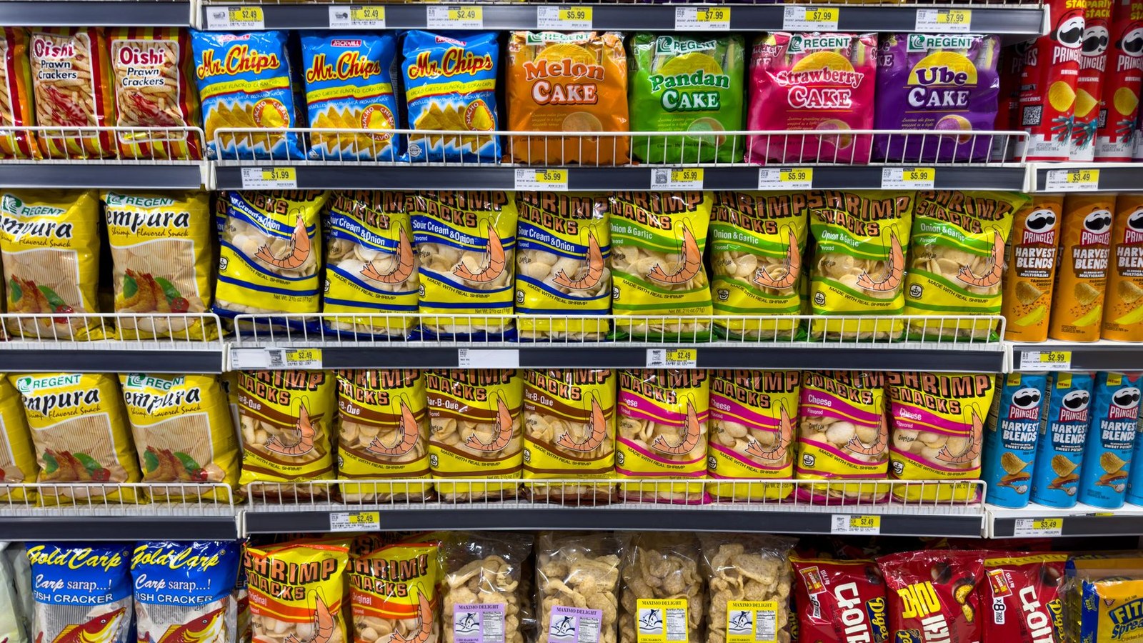 Prateleira de supermercado com pacotes de arroz: consumo caiu 13% em dez anos no Brasil