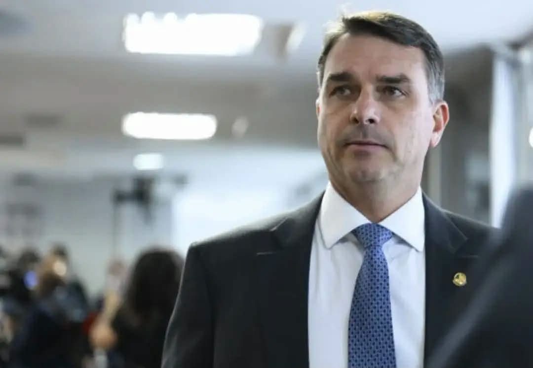 Coordenador de campanha nega que Flávio Bolsonaro tenha fugido para a Argentina