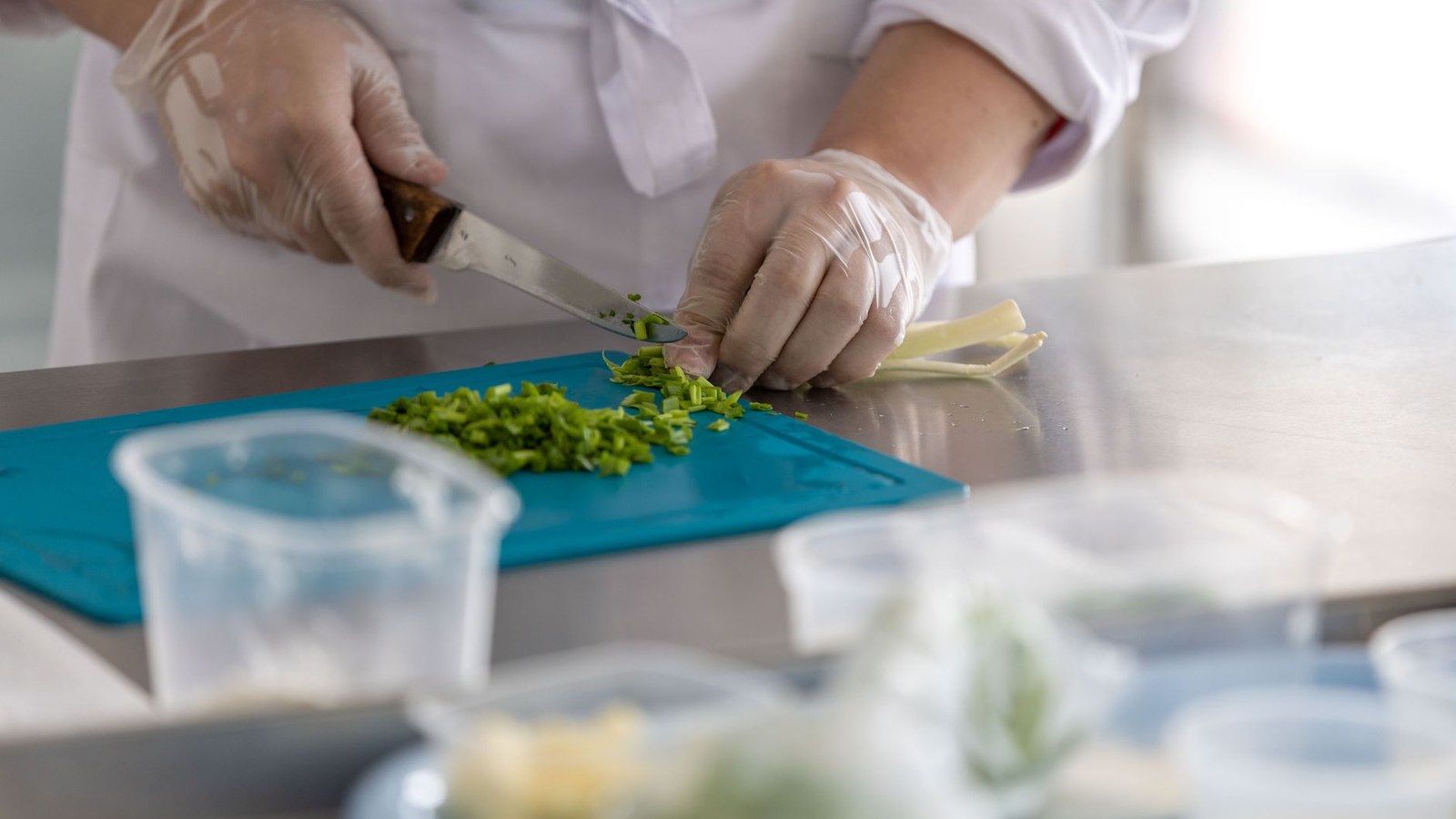 Manipulação de alimentos em cozinha profissional, tema central do curso de boas práticas da UFSM