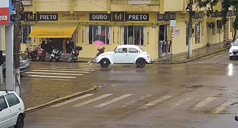 Câmera flagra carro atingindo pedestre sobre faixa de segurança no Centro de Camaquã