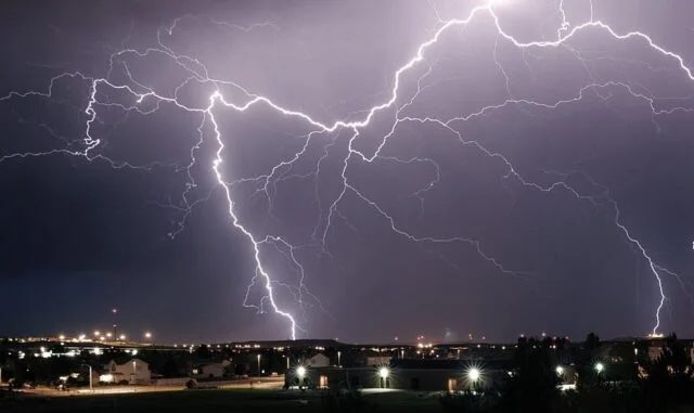 Defesa Civil alerta para tempestades com granizo e ventos acima de 90 km/h no RS