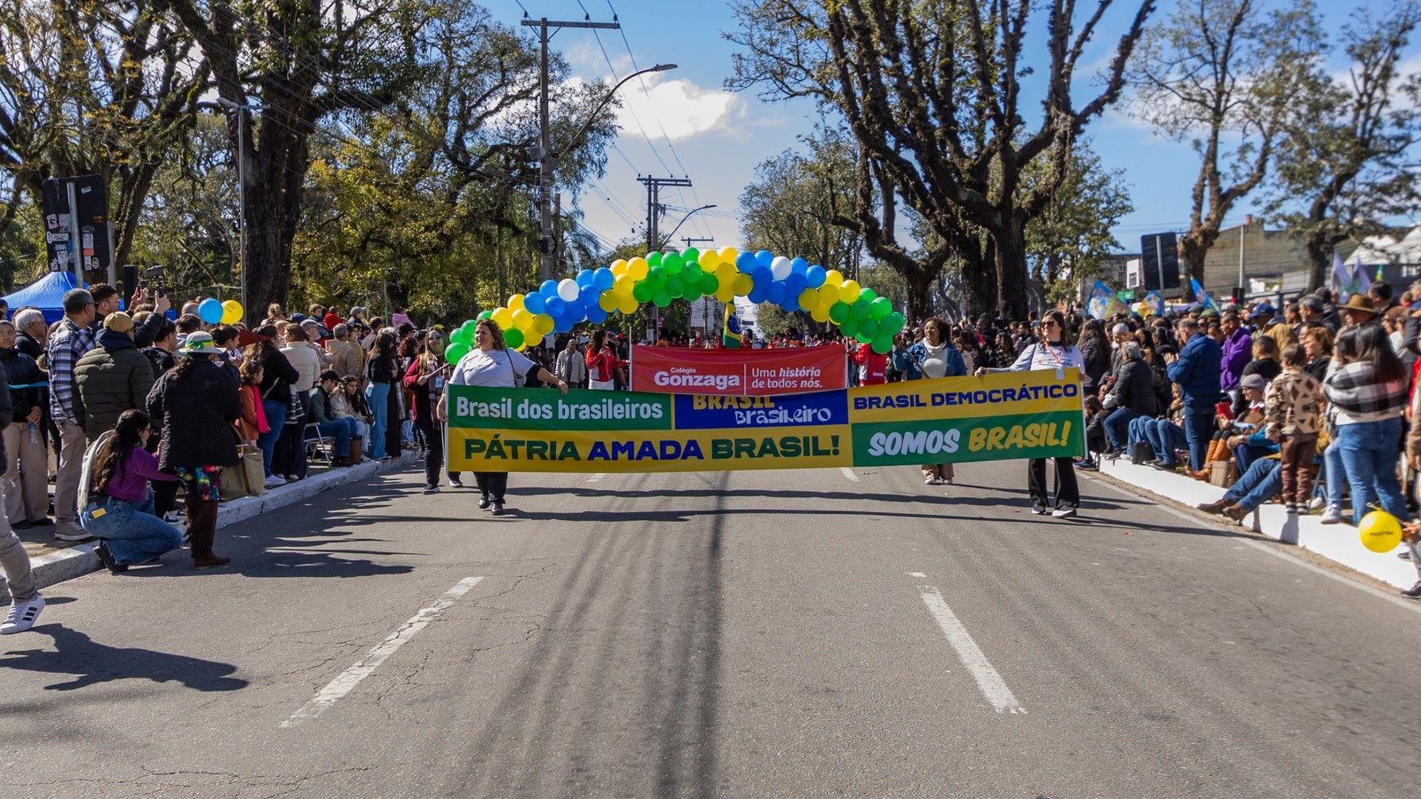 Estudantes de escolas municipais desfilam na Avenida Bento Gonçalves no 7 de Setembro em Pelotas